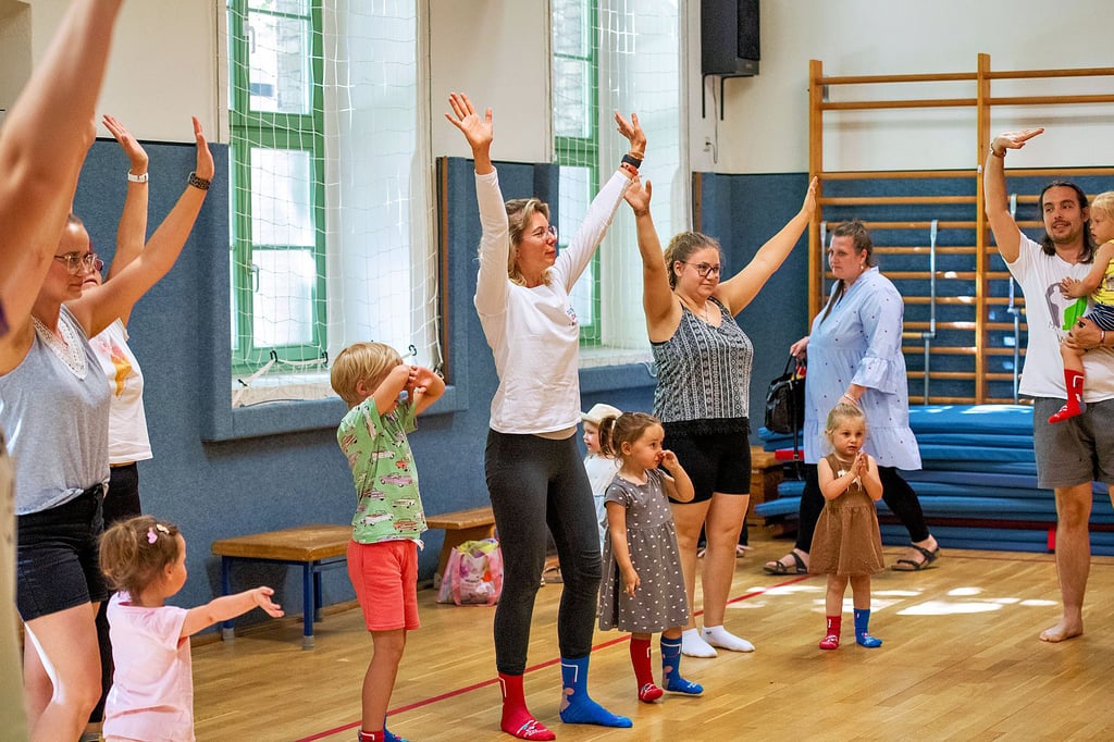 Hoch die Arme: Cindy Koch (M.) bietet in der Turnhalle der Salztorschule einen Tanzkurs für jüngere Kinder an.