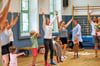 Hoch die Arme:   Cindy Koch (M.) bietet in der Turnhalle der Salztorschule einen Tanzkurs für  jüngere Kinder  an. 