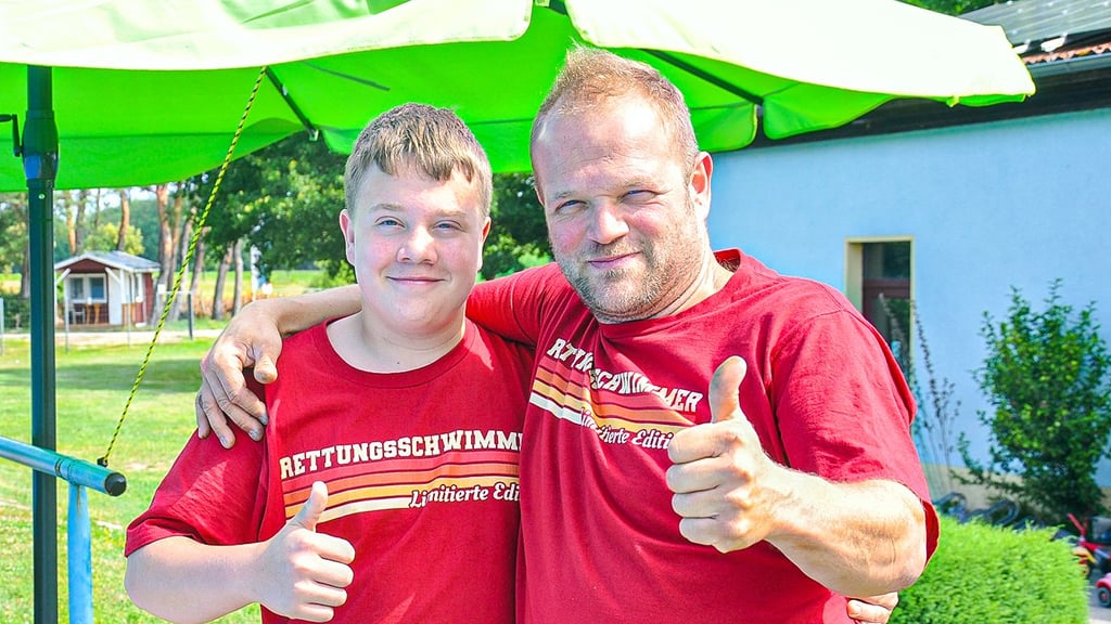 René Wolff (rechts) aus Werben ist Rettungsschwimmer im Freibad. Sein Sohn Jakob darf als zweiter Mann mithelfen.
