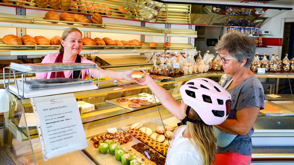 Peggy Becker ist seit 33 Jahren Verkäuferin in der Feinbäckerei Scholz, hier in Hecklingen, und kann sich nichts anderes vorstellen als den freundlichen Umgang mit Kundschaft und Kollegen.
