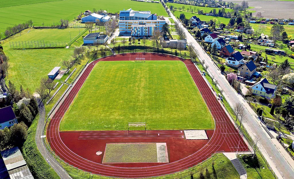 Blick auf die Sportanlage Laucha: Der Platz nahe der Grundschule (links oben) soll mit Kunstrasen ausgestattet werden.