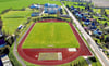 Blick auf die Sportanlage Laucha: Der Platz nahe der Grundschule (links oben) soll mit Kunstrasen ausgestattet werden. 