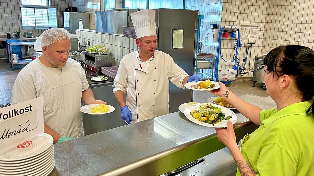 „Zweimal voll, einmal Nachschlag“: Danny Obenauff (links) und Kai Winkler geben an diesem Tag die mehr als 300 Portionen Gehacktesstippe aus.