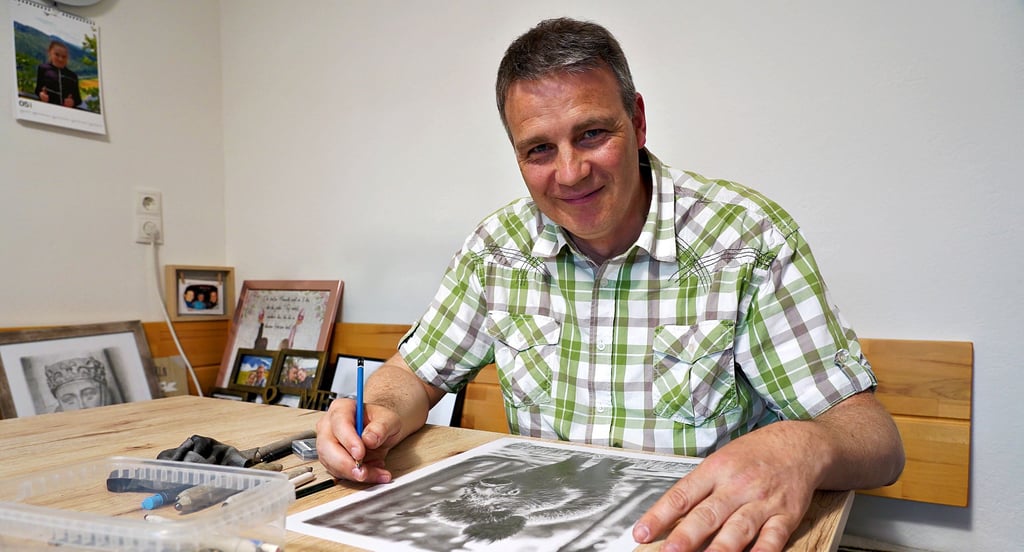 „Polizei-Zeichner“ der augenzwinkernden Art: Am Küchentisch entstehen in bis zu zehn Arbeitsstunden Andreas Brauns beeindruckende Werke.