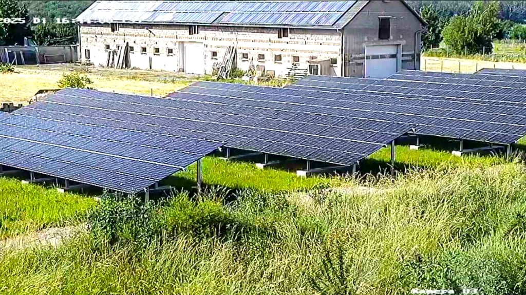 Die Photovoltaikanlage von Unternehmer Michael Kalbas in Landgrafroda speist seit Mai 2023 Strom ins Netz ein – Einnahmen daraus hat er bislang jedoch keine erhalten. Wegen Problemen bei der Abrechnung mit dem Netzbetreiber Mitnetz summieren sich die offenen Beträge inzwischen auf rund 20.000 Euro.