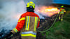 Rund 60 Feuerwehrleute löschten das Feuer auf einem Feld in Celle. (Symbolbild)