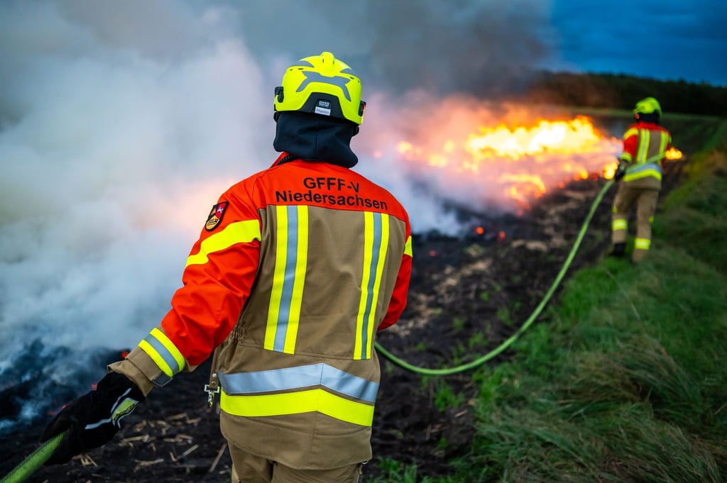 Rund 60 Feuerwehrleute löschten das Feuer auf einem Feld in Celle. (Symbolbild)