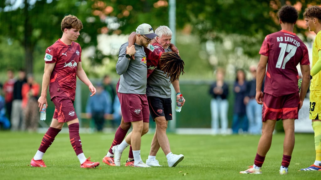 Masanka Bungi humpelt vom Feld.