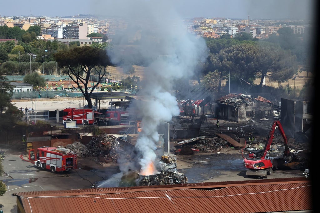 Neben der Tankstelle befindet sich ein Sportzentrum mit einem Tennisplatz, das durch die Explosion schwer beschädigt wurde.