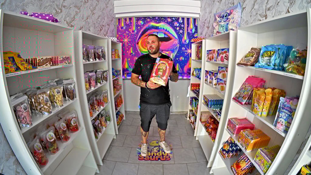 Naschwerk aus aller Welt hat Benjamin Klapproth in seinem Süßigkeiten-Laden „Candy Saurus“ in Aschersleben im Angebot.