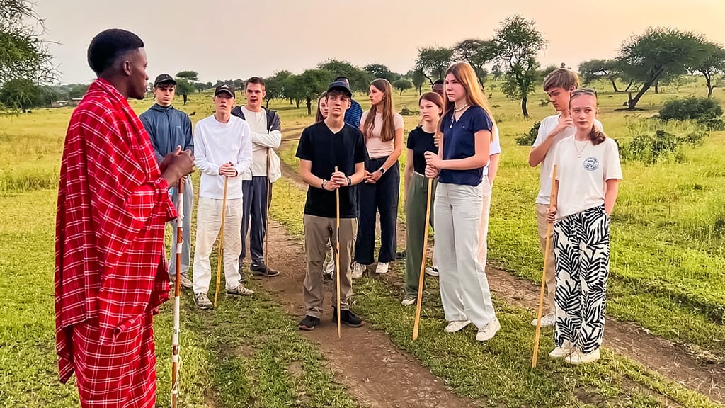 Schüler des Ecole-Gymnasiums weilten für zehn Tage in Tansania. Mit einem Führer der Maasai durchstreifen sie den Tarangire-Nationalpark.