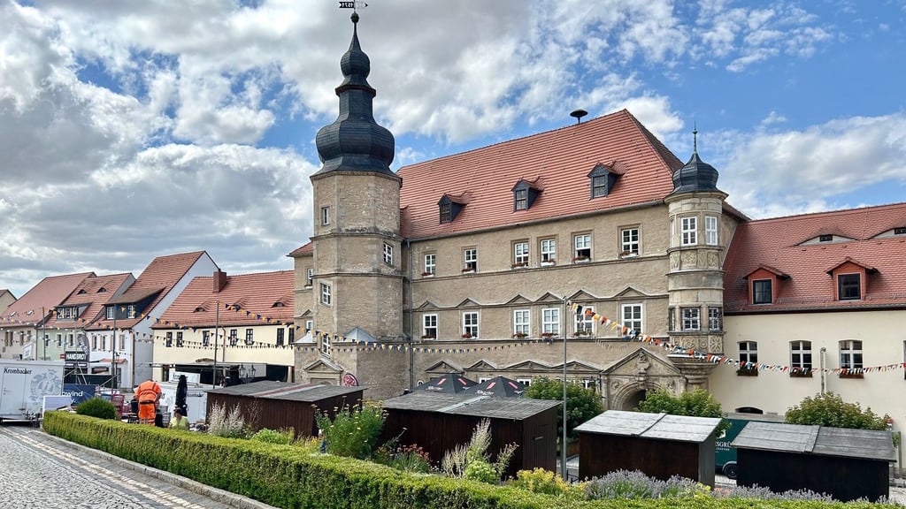 Der Markt Mücheln wird für das Stadtfest vorbereitet.