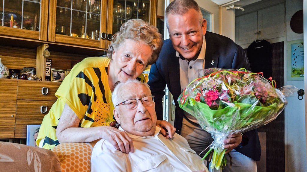 Edith und Johannes Lachmund haben am 4. Juli geheiratet. Haldensleben Bürgermeister Bernhard Hieber gratulierte zur Gnadenhochzeit.