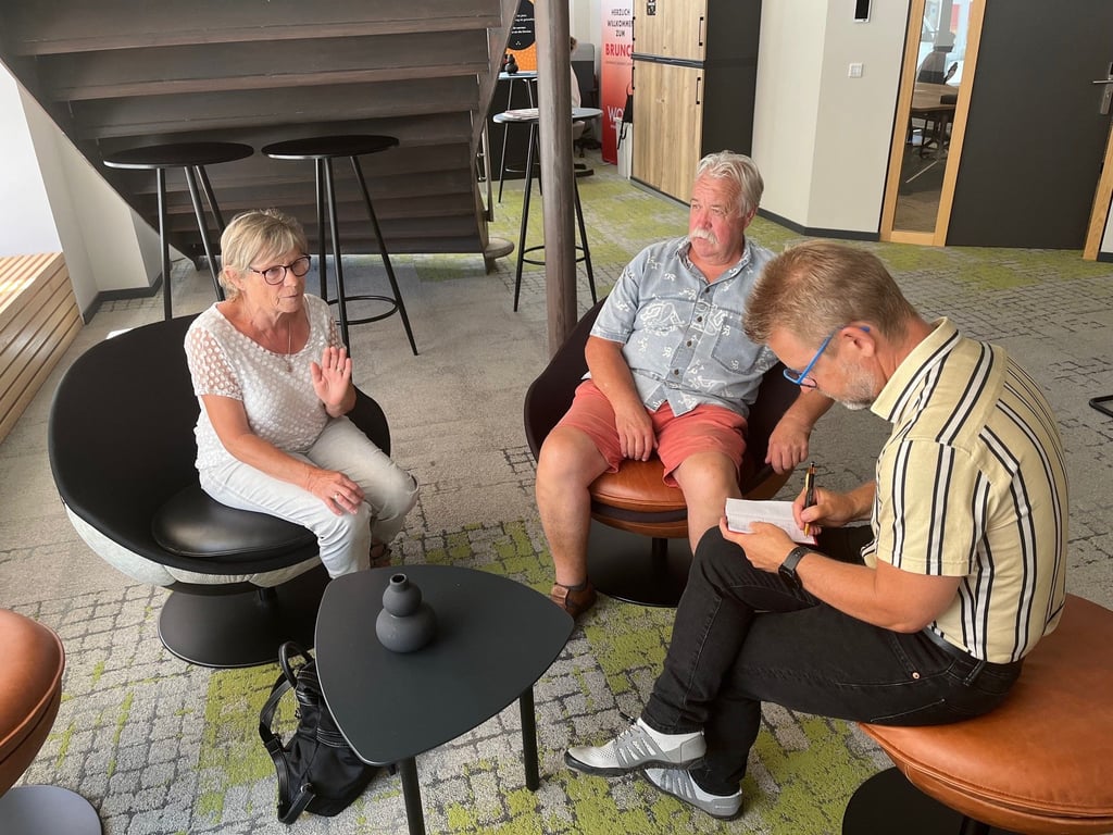 Monika und Eckard Kallies (M.) gehörten am Mittwoch zu jenen, die das MZ-Gesprächsangebot im Coworking-Space auf dem Roßmarkt nutzten und mit Reporter Torsten Gerbank ins Gespräch kamen.