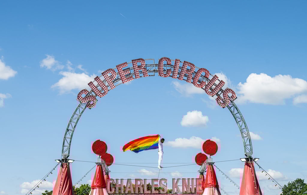 Der Zirkus will aus Protest gegen die Haltung von Bundeskanzler Merz und Bundestagspräsidentin Klöckner (beide CDU) die Regenbogenfahne auf dem Zirkuszelt hissen.