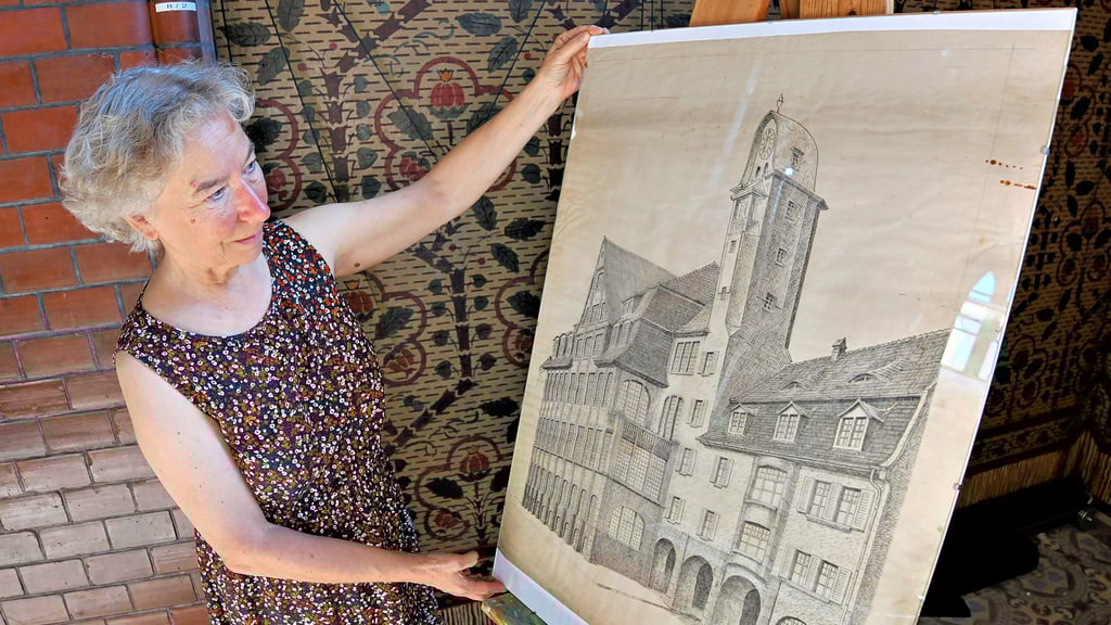 Astrid Eisbein zeigt eines der Werk ihres Opas Otto. Die Firma Bestehorn lag ihm besonders am Herzen.