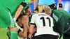 Giulia Gwinn muss verletzt raus.