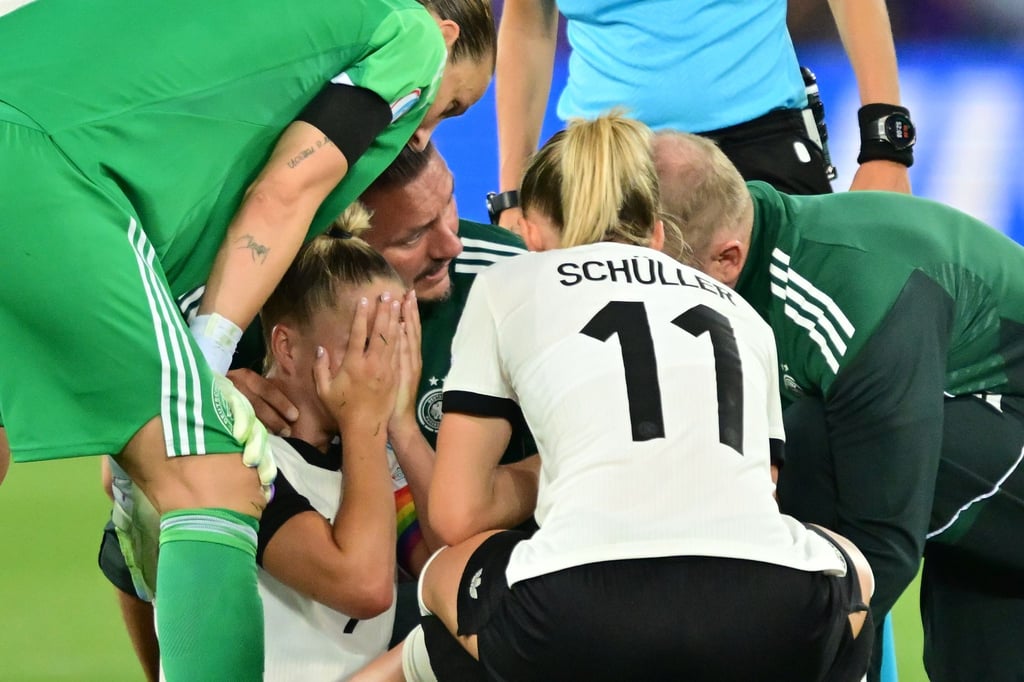 Giulia Gwinn muss verletzt raus.