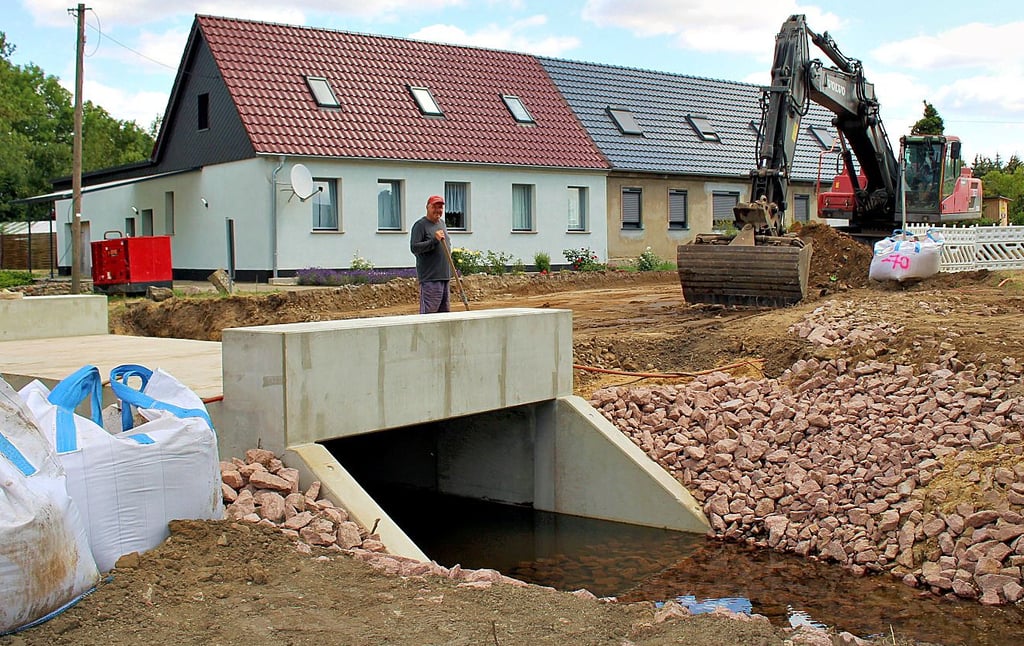 Die Fertigteilbrücke in Trebnitz ist errichtet, nun geht es weiter mit dem Straßenbau.
