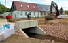 Die  Fertigteilbrücke in Trebnitz ist errichtet, nun geht es weiter mit dem Straßenbau. 