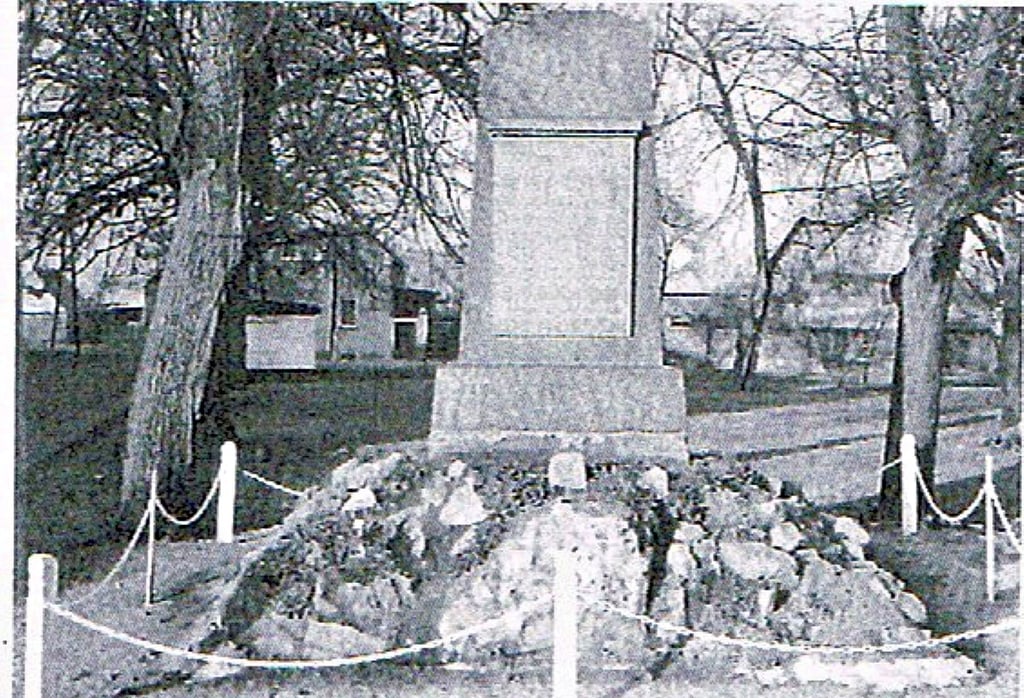 Das Kriegerdenkmal von Hohenedlau. Vorn ist der Nagelstein ein Stück in den Boden eingelassen, damit er die Einfassung nicht überragt.