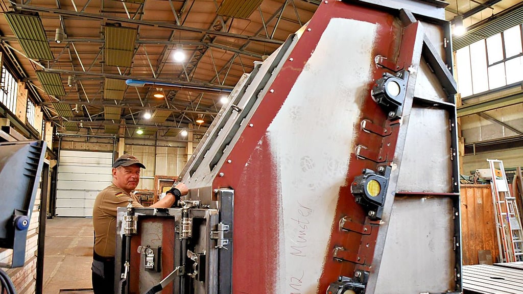 In der Havelberger Fahrzeug- und Maschinenbau GmbH werden Annahmedosierer für Schüttgüter für verschiedene Industriezweige angefertigt. Matthias Bohne ist hier an einem für Münster tätig.