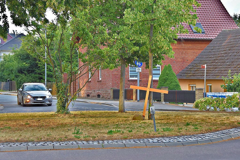 Ein großes Holzkreuz hatte jemand auf dem Kreisel an der Bornsche Straße aufgestellt.