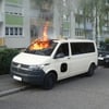 Die Feuerwehr löschte den Brand eines Großraumtaxis in der Gustav-Mahler-Straße in Zeitz.