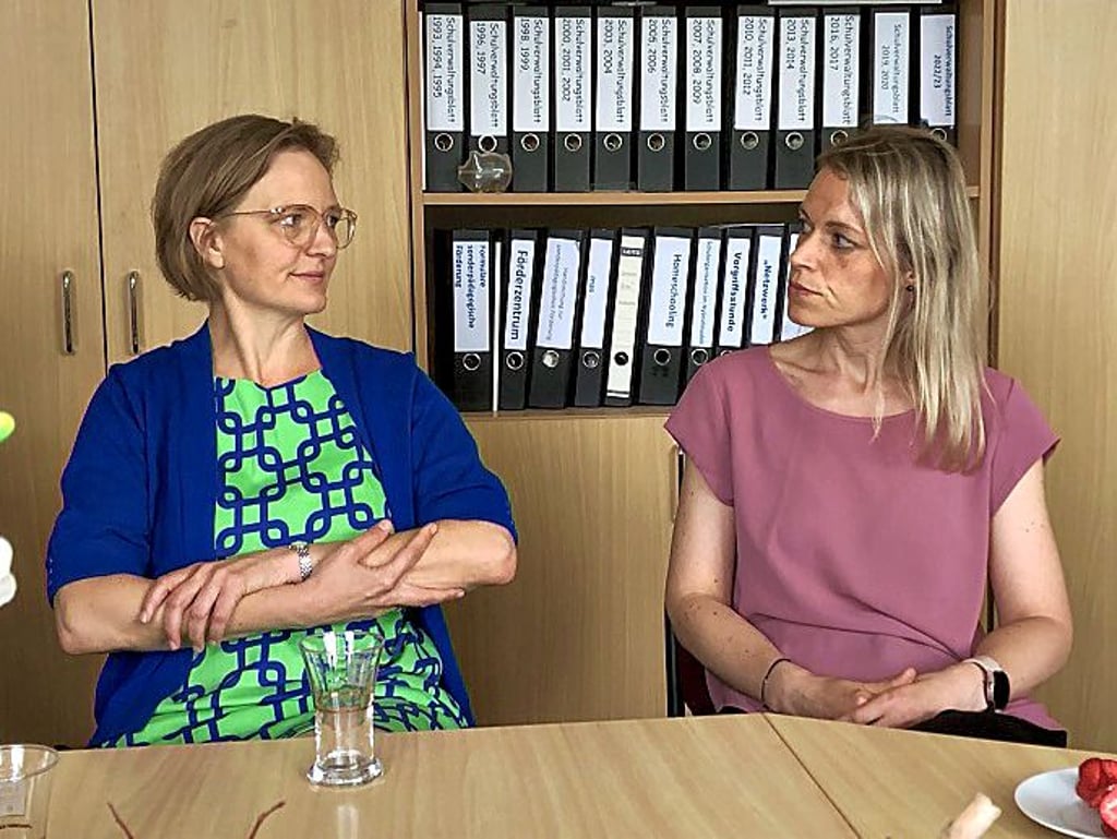 Franziska Brantner (li.) im Gespräch mit Schulsozialarbeiterin Christiane Rößiger.