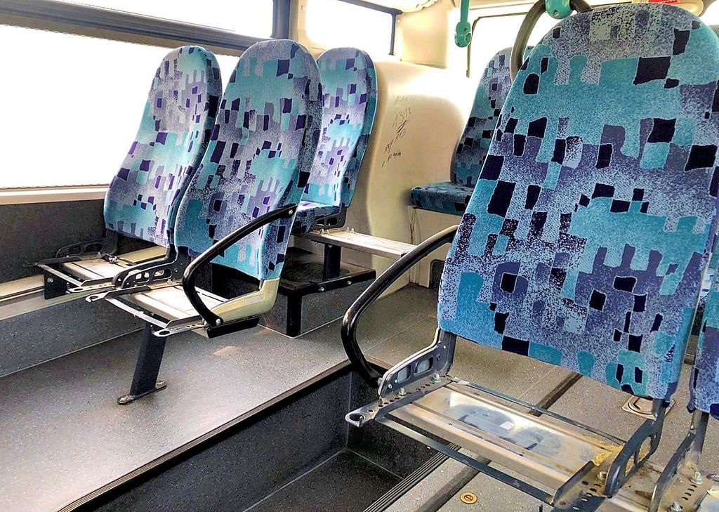 Auf der Linie 712 ist von Burg nach Gommern ein Bus eingesetzt worden, dessen Sitze offensichtlich nicht genutzt werden können. Weil die Sitzflächen fehlen.