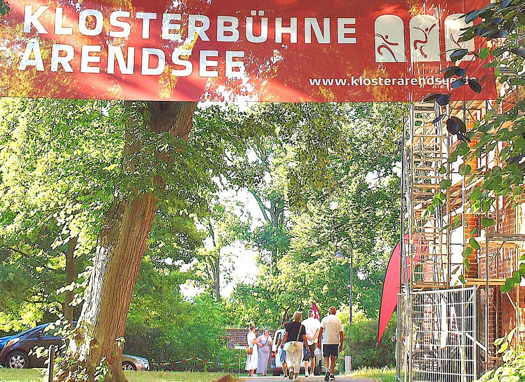 Das neue Banner weist den Weg zum Eingang zum Sommertheater im Kloster, wo im August nach dem Theater der Altmark das Dinnertheater aus Rostock gastiert.