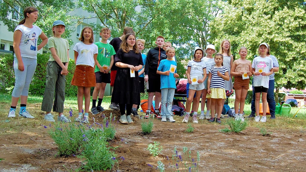 Schüler der 4 a der Grundschule Lützen haben zusammen mit der Wohnbau eine Blühwiese angelegt.