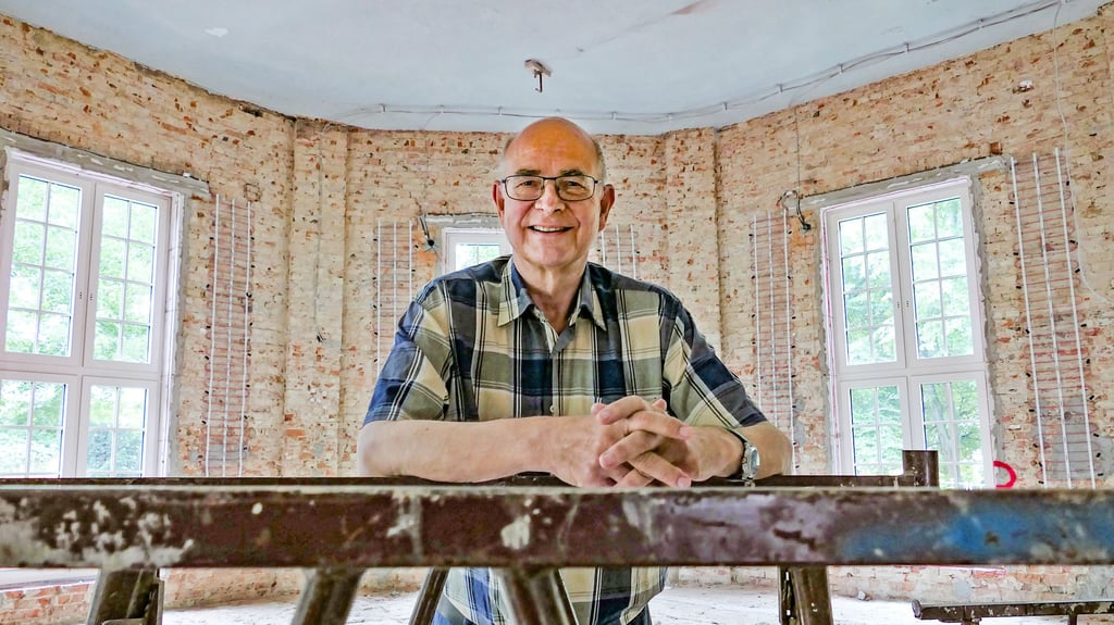 Hans-Norbert Mertens hat schon die Kaltinhalierhalle in Bad Dürrenberg gestaltet, jetzt baut er die in Bad Lauchstädt.