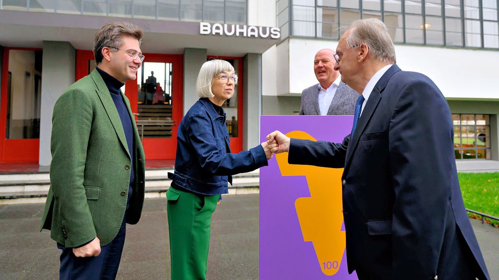 Museumsarbeit im politischen Raum: Direktorin der Stiftung Bauhaus Dessau, Barbara Steiner (Mitte) gemeinsam mit dem Oberbürgermeister von Dessau-Roßlau, Robert Reck (links), und Ministerpräsident Reiner Haseloff (rechts)