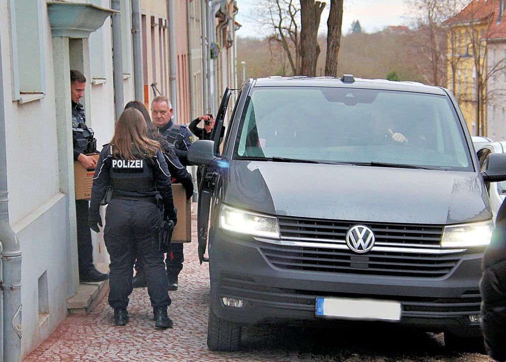 Gleich nach dem Anschlag hatten Polizisten die Wohnung von Taleb A. in der Christianstraße in Bernburg stundenlang durchsucht und Kartons mit Beweismaterial sichergestellt.
