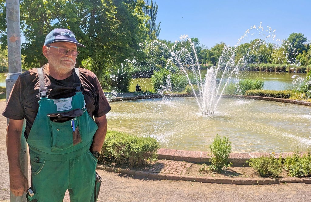 Hans Rieger hat mit dafür gesorgt, dass der Springbrunnen per Zeitschaltuhr wieder sprudelt.