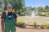 Hans Rieger hat mit dafür gesorgt, dass der Springbrunnen per Zeitschaltuhr wieder sprudelt. 