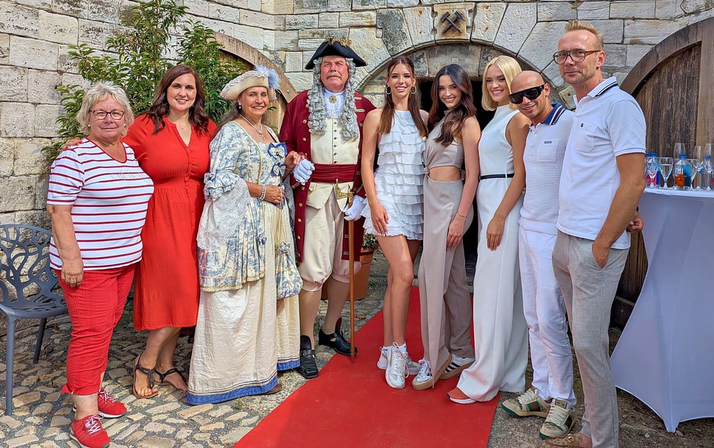Am Freitag wurden Lara Doval aus Stuttgart (Mitte), die „Miss From Germany 2025“, plus Andrea Rubio, die „Miss International 2023“ aus Venezuela, sowie Alba Pérez, die Zweitplatzierte des Jahres 2024 aus Spanien, durch den Kurpark Bad Dürrenberg und den Kohlebahntunnel geführt.