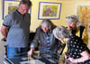 Barbara Kirchner-Babinecz (2.v.l.) spricht mit Ausstellungsbesuchern in der Alten Elementarschule Gernrode über ihre Bilder.