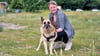 Tierheimleiterin Anne Mollenhauer mit Schäferhundmix Eiko. Der Rüde lebt seit August 2021 fast durchgängig im Tierheim Stendal-Borstel.