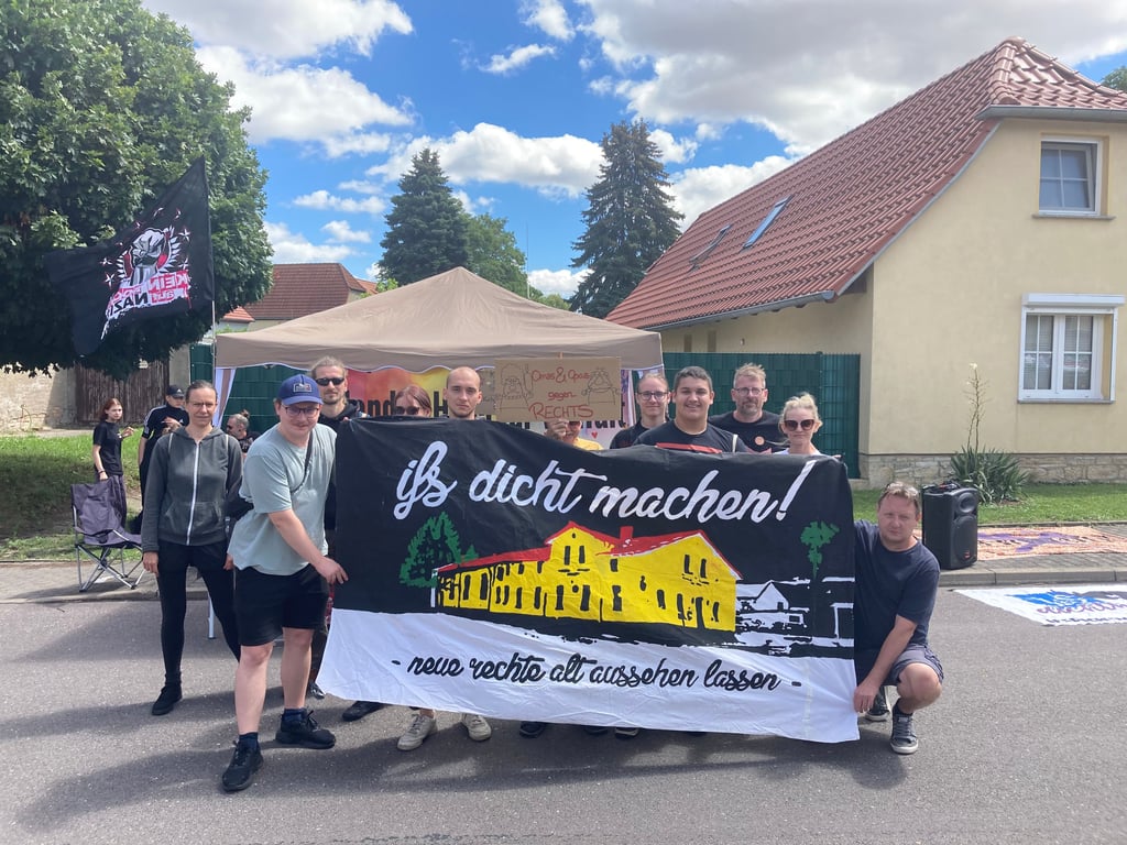 Auch im vergangenen Jahr gab es Protest gegen das Sommerfest des rechtsextremen Verlags „Antaios“ in Schnellroda.