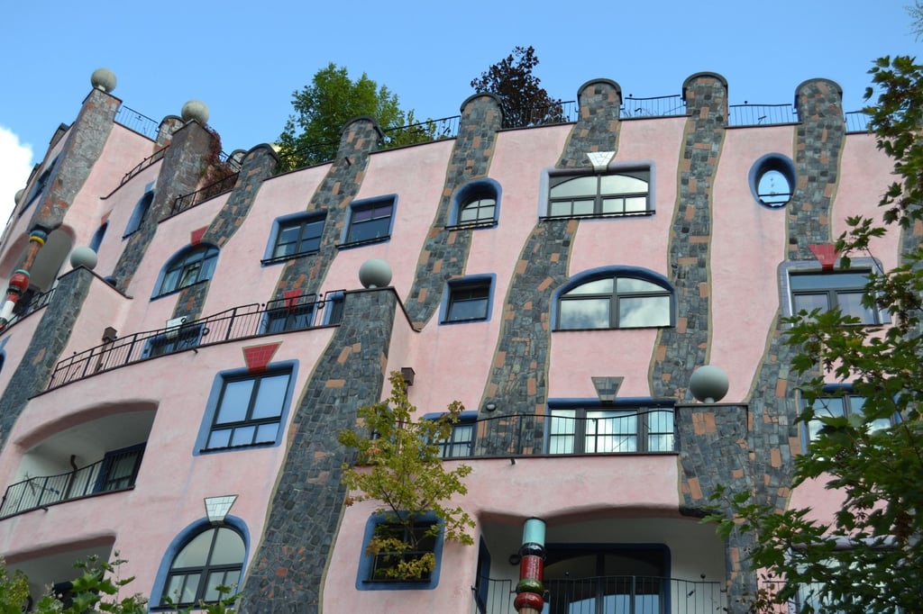Das Hundertwasserhaus in Magdeburg - hier zieht ein neues Geschäft ein.