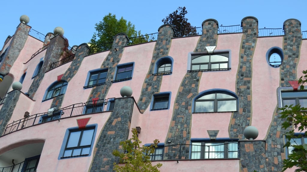 Das Hundertwasserhaus in Magdeburg - hier zieht ein neues Geschäft ein.