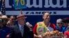Joey Chestnut (r) schaffte das Comeback beim Hot-Dog-Wettessen,