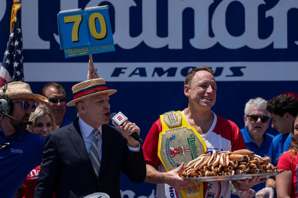 Joey Chestnut (r) schaffte das Comeback beim Hot-Dog-Wettessen,