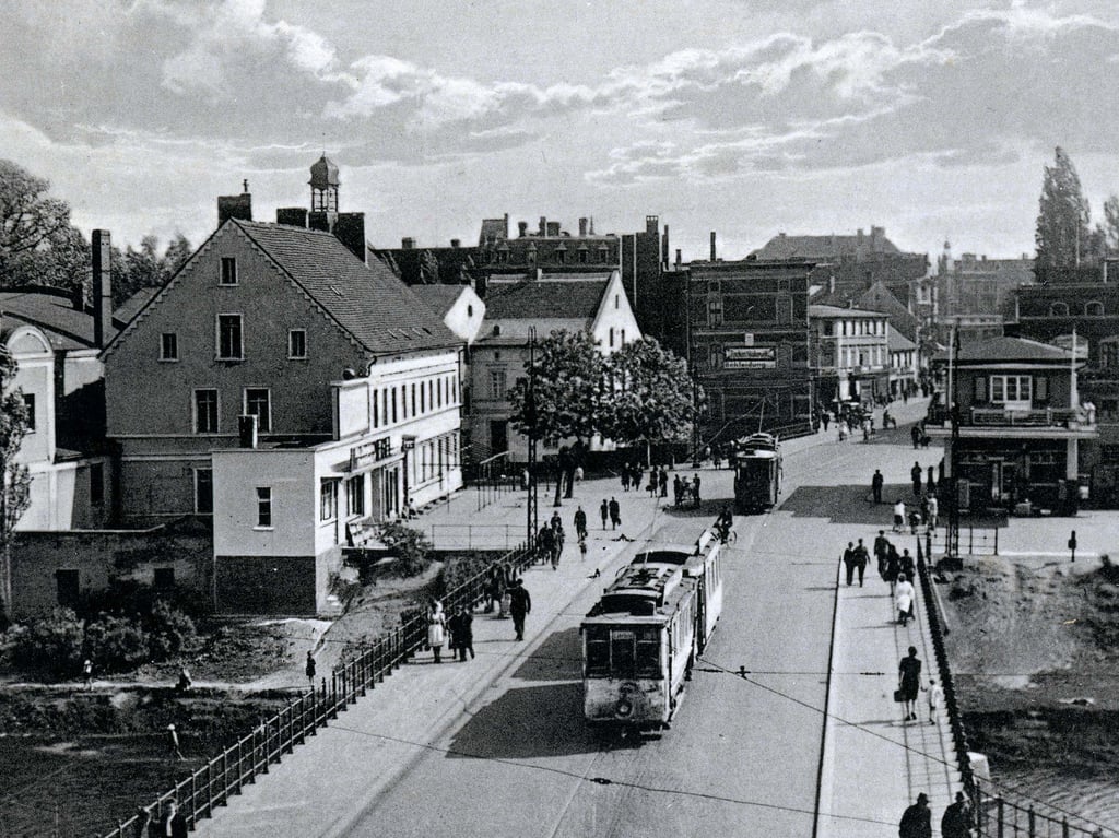 Ein Blick auf Staßfurt im Jahr 1955: Staßfurt mit Straßenbahn – hier an Bodebrücke und Steinstraße.