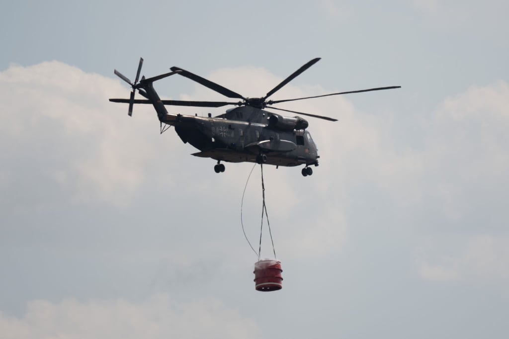 Auch ein Löschhubschrauber soll bei Tageslicht unterstützen, hieß es.