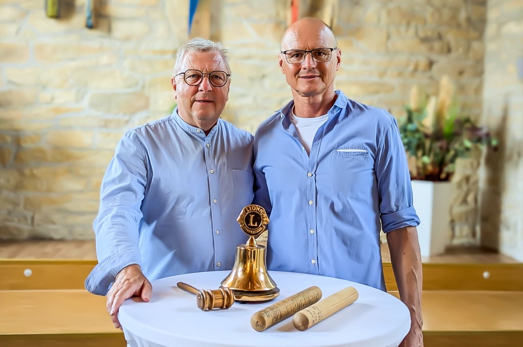 Wolfgang Kraya (r.) von der LVM-Versicherungsagentur Kraya & Wendt ist neuer Lions-Präsident und übernahm den Staffelstab von Roland Schwarz.