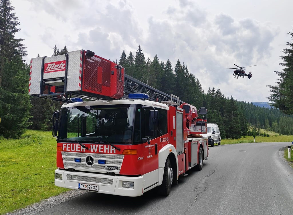 Ein Einsatzfahrzeug der Feuerwehr steht in der Nähe der Absturzstelle eines Kleinflugzeugs im Gemeindegebiet von Krimml.