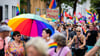 Hunderte Menschen machen beim Christopher Street Day in Falkensee für Vielfalt mit.